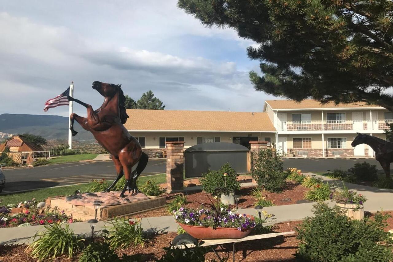 Broken Spur Inn & Steakhouse Torrey Εξωτερικό φωτογραφία